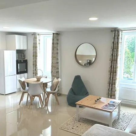 Cocoon 52 M2 New, Beautiful View Castle And Mountain